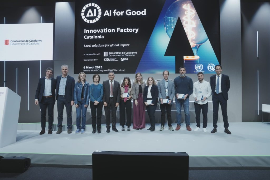 Foto de família amb les startups participants, els membres del jurat i els representants de la ITU i la Generalitat de Catalunya.